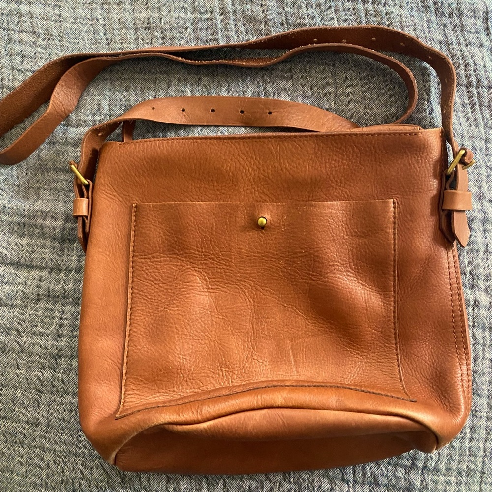 Madewell The Transport Bucket Bag with zipper